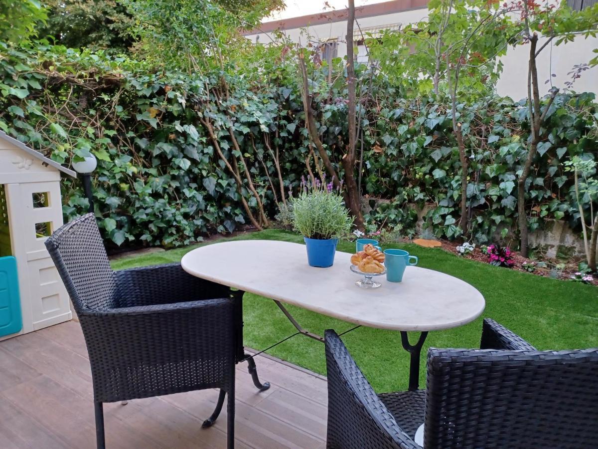 Casa Carolina: King Size Bed Across From Golden Beach Desenzano del Garda Exterior foto
