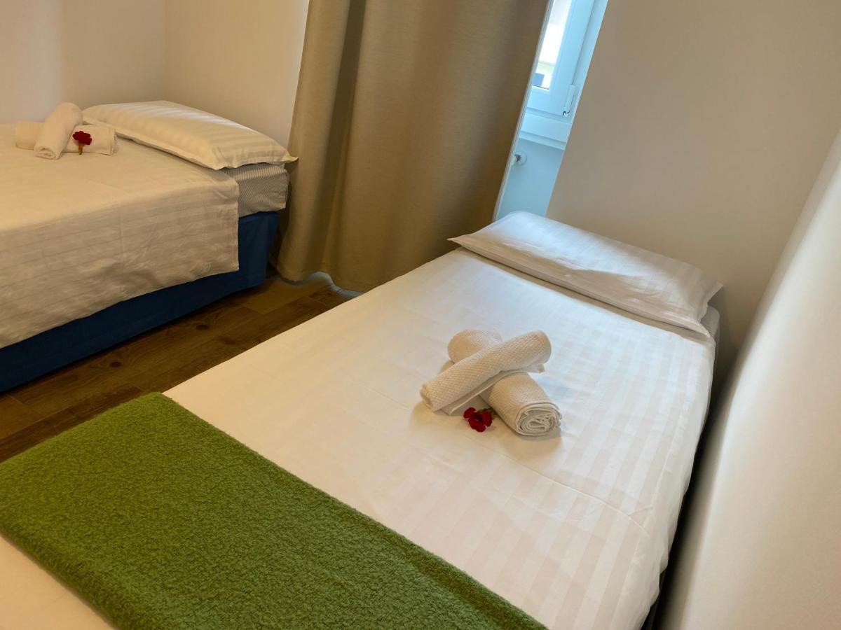 Casa Carolina: King Size Bed Across From Golden Beach Desenzano del Garda Exterior foto